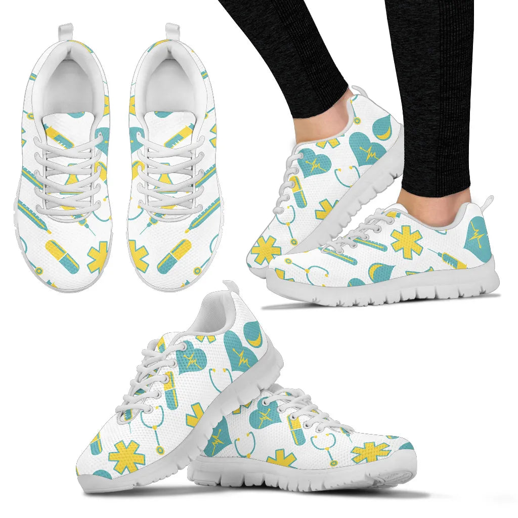 Sneakers Nurse 2 blanches en filet pour femme avec motif medical jaune bleu sarcelle