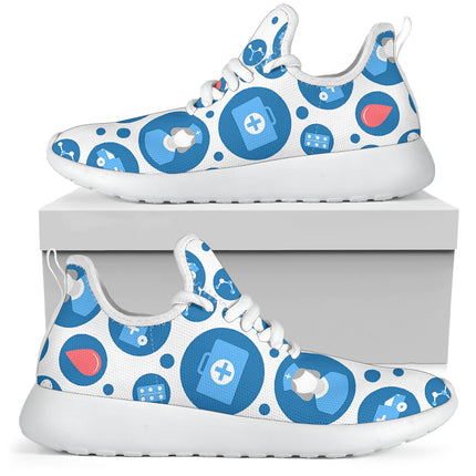Weiße Netz-Sneaker für Krankenschwestern 3 mit blau-weißen medizinischen Symbolen