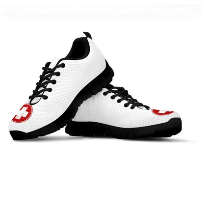 Sneakers a rete con simbolo medico da infermiere