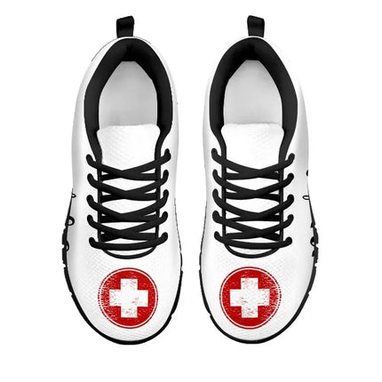 Sneakers a rete con simbolo medico da infermiere