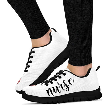 Sneakers a rete con simbolo medico da infermiere