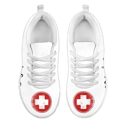 Sneakers a rete con simbolo medico da infermiere