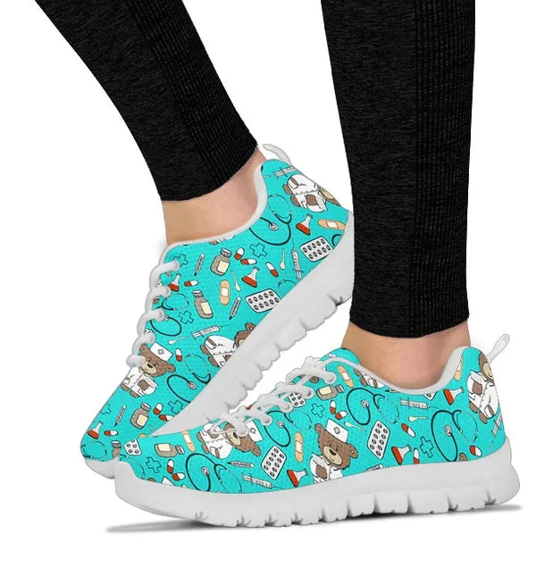 Hellblauer Nurse Bear Sneaker