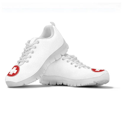 Sneakers a rete con simbolo medico da infermiere