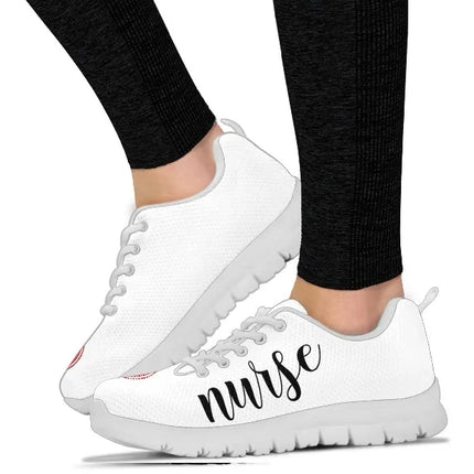 Sneakers a rete con simbolo medico da infermiere
