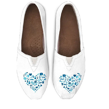 Zapatillas de enfermera de lona blanca con corazón azul claro