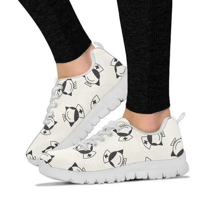 Sneaker da infermiera in rete bianca con infermiera sorridente