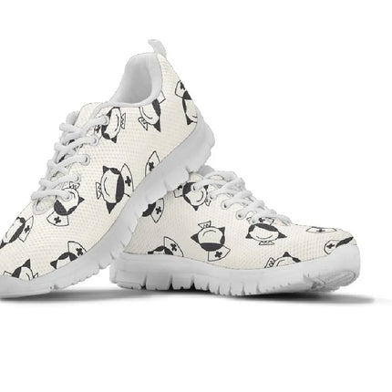 Sneaker da infermiera in rete bianca con infermiera sorridente