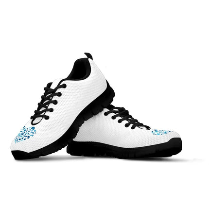Białe sneakersy pielęgniarskie z jasnoniebieskim sercem