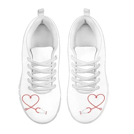 Sneakers bianche da infermiera con cuore rosso